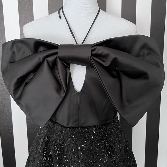 Adorable Bow Halter Velvet Sequin Romper - NWT - Picture 2 of 5